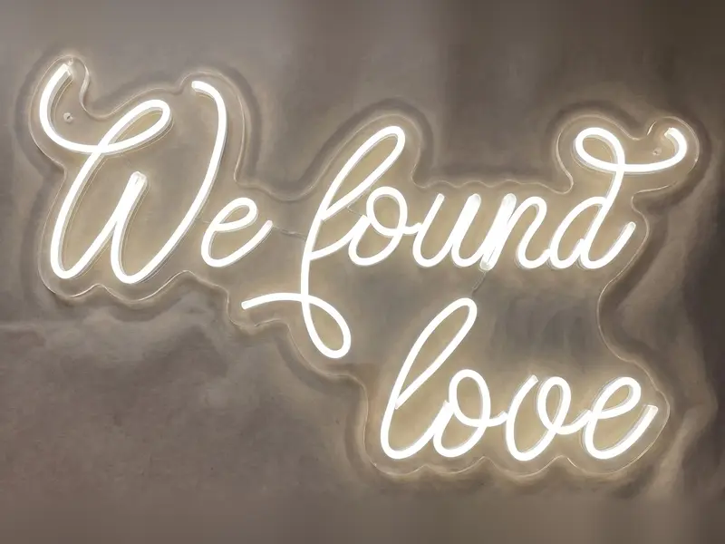 Neon LED We Found Love, 105 × 60 cm