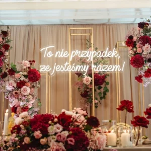 Świecący neon LED z napisem To nie przypadek że jesteśmy razem na tle ceglanej ściany