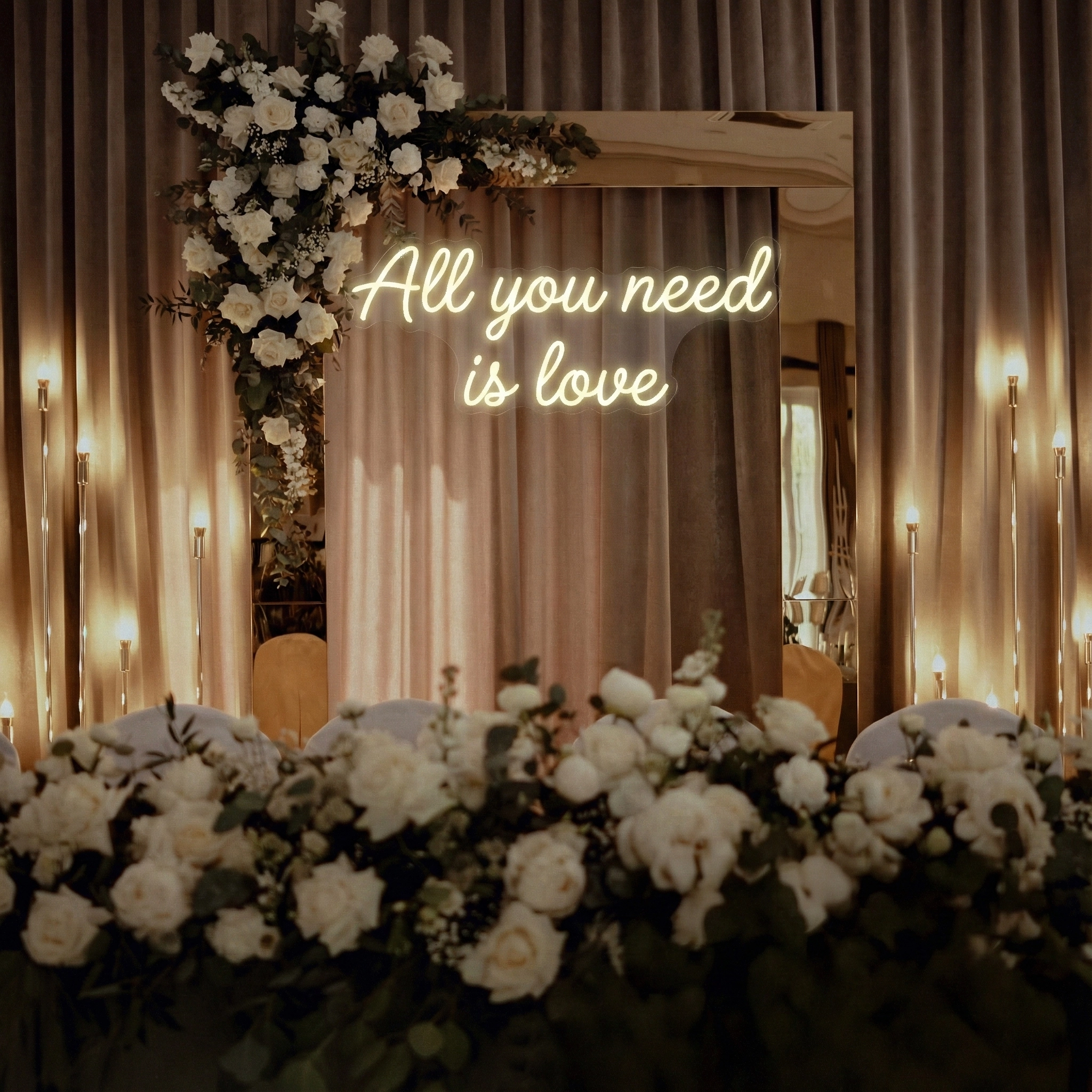 Neon LED na wesele All you need is love – świecący napis 110x45cm dekoracja sali