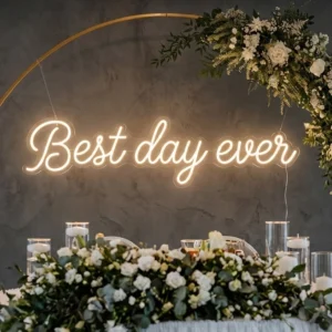 Minimalistyczny neon na wesele Best day ever – elegancki napis 113x17cm
