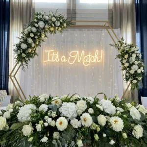 Neon LED na wesele It's a match – nowoczesny napis świetlny 110x30cm dla par z internetu