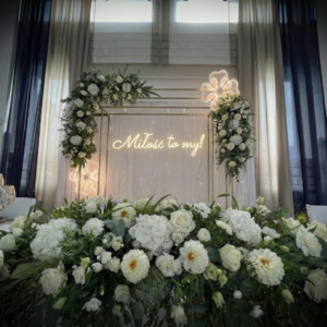 Neon LED na wesele Miłość to my – dekoracja świetlna na ściankę za Parą Młodą
