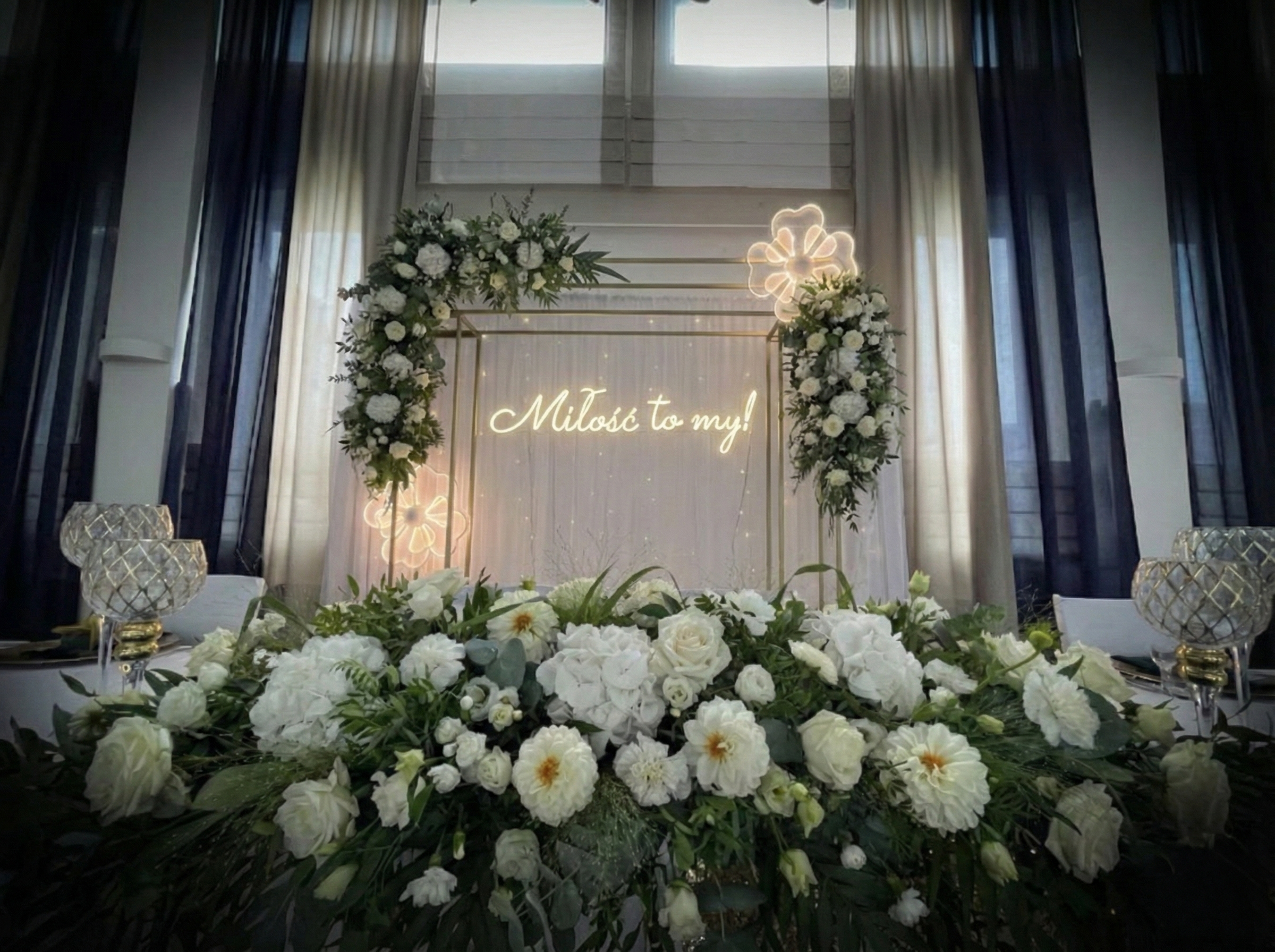Neon LED na wesele Miłość to my – dekoracja świetlna na ściankę za Parą Młodą
