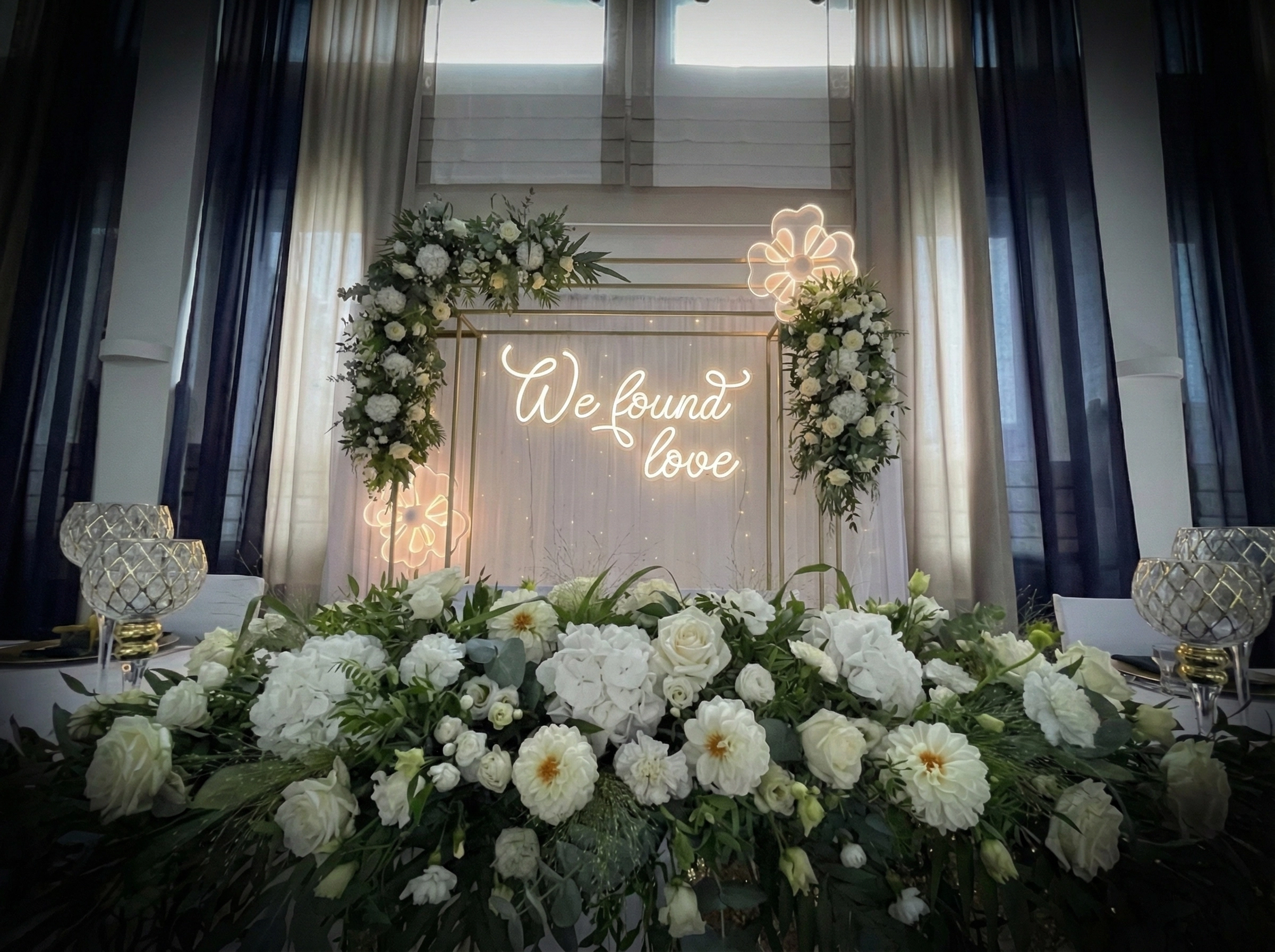 Neon LED na wesele We found love – anglojęzyczny napis świetlny na ściankę