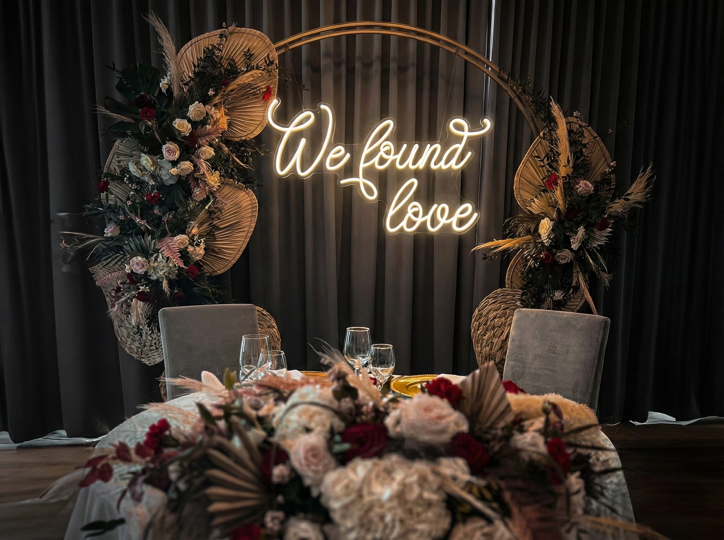 Neon LED na wesele We found love – anglojęzyczny napis świetlny na ściankę