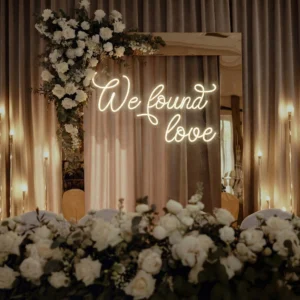 Neon LED na wesele We found love – anglojęzyczny napis świetlny na ściankę