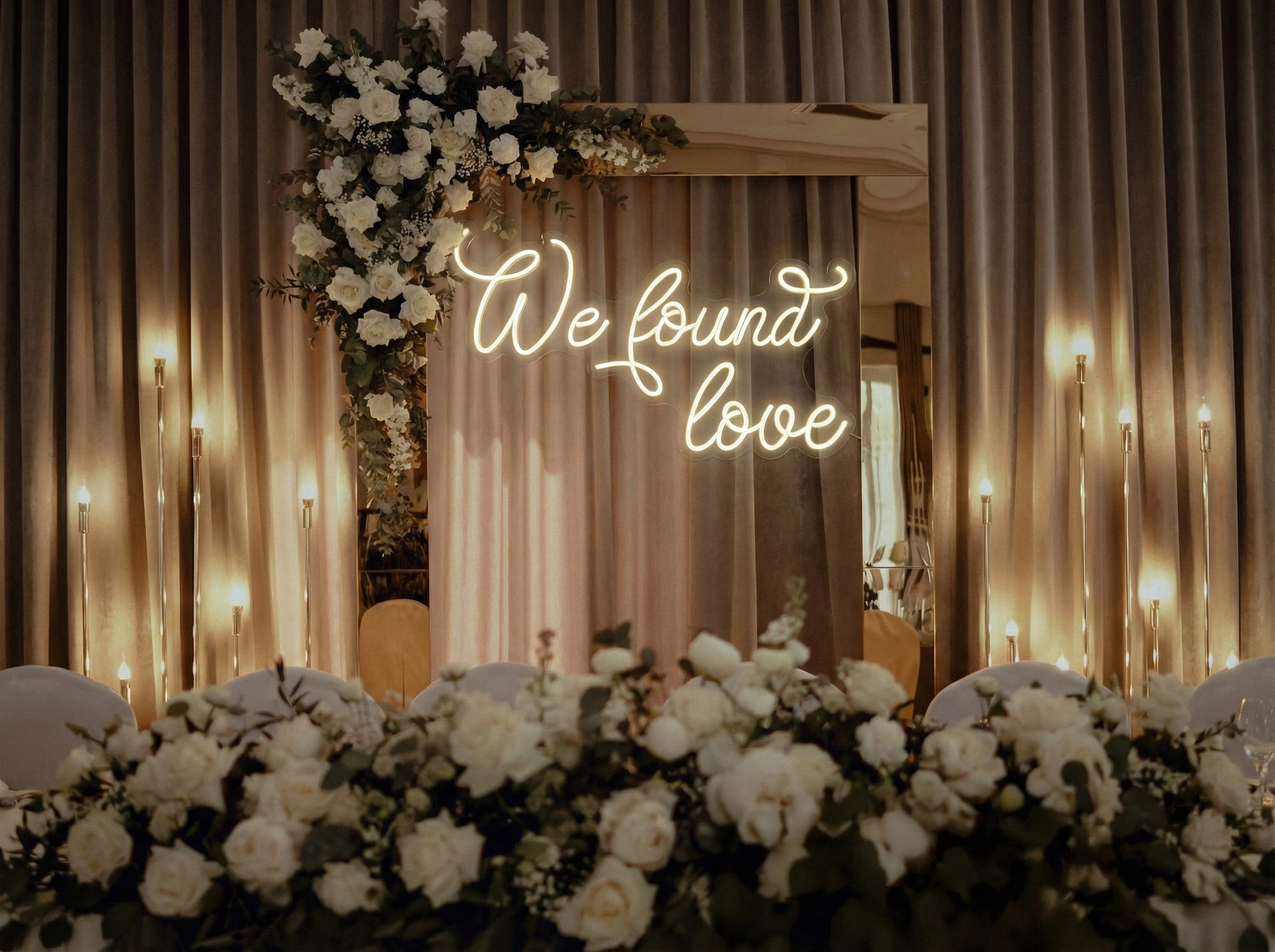 Neon LED na wesele We found love – anglojęzyczny napis świetlny na ściankę